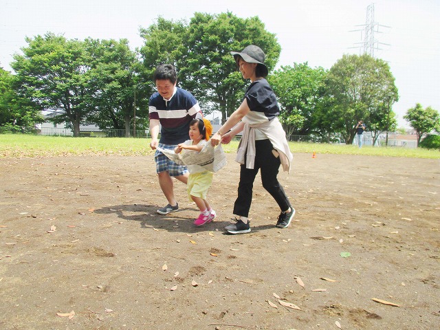 感性を磨き 知性を育み 体力を養う パレット保育園 Blog Archive 親子レク 幼児クラス 親子で力を合わせてクラス対応 ゲーム その後は ゲーム 保育園に関係ある問題に大盛り上がり